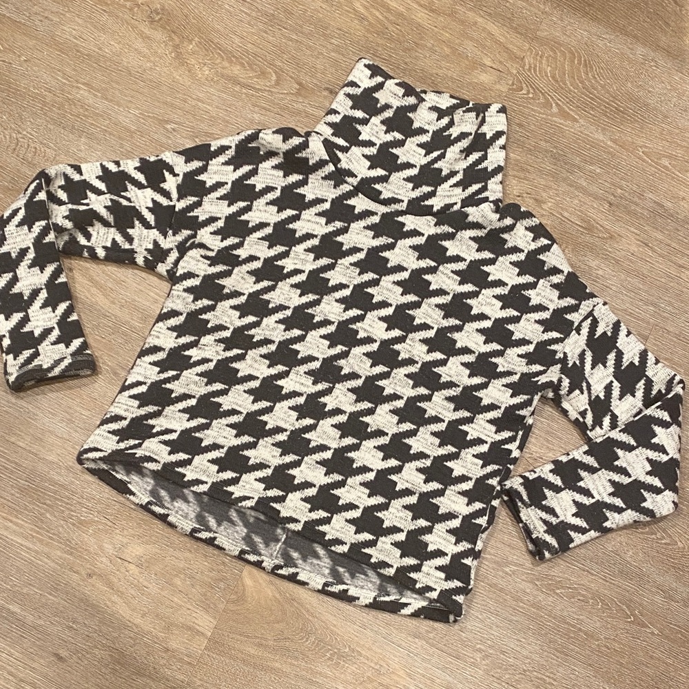 🚨 Columbia Black and White Patterned Turtleneck Sweater